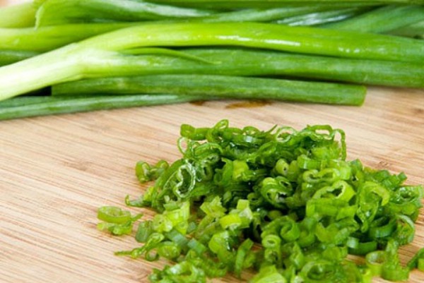 Hành có tác dụng hòa trung, thông dương, hoạt huyết, làm ra mồ hôi, lợi tiểu…